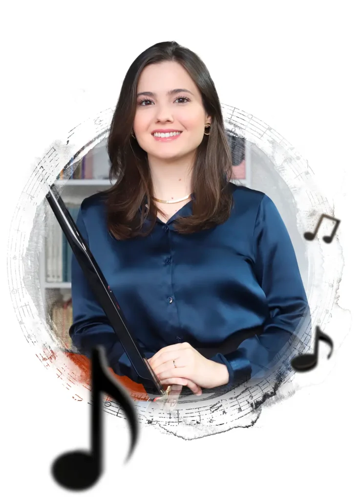 Foto da professora Talita Gondim junto ao piano.