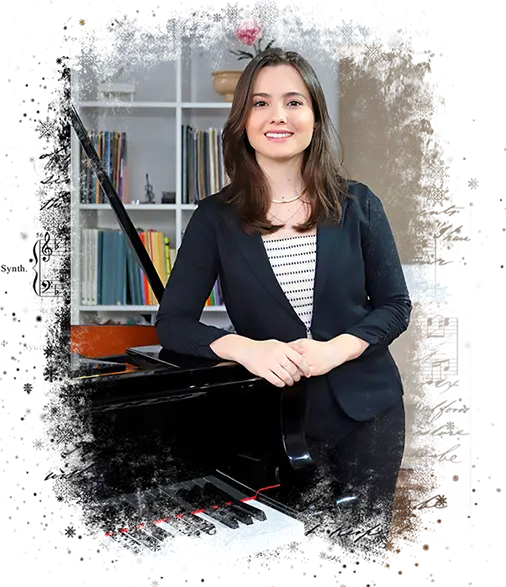 Foto da professora Talita Gondim junto ao piano.